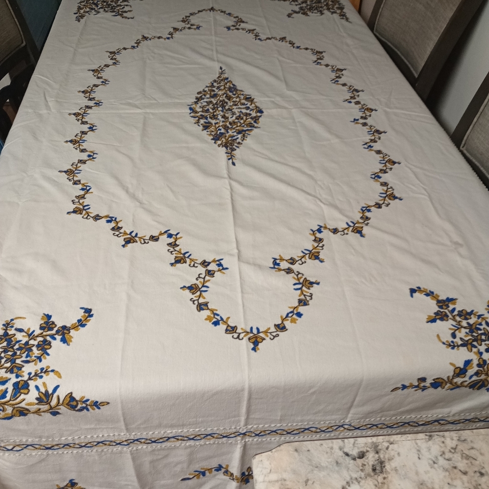 Elegant Floral Tablecloth Embroidery So Elegant . Six Napkins Included.